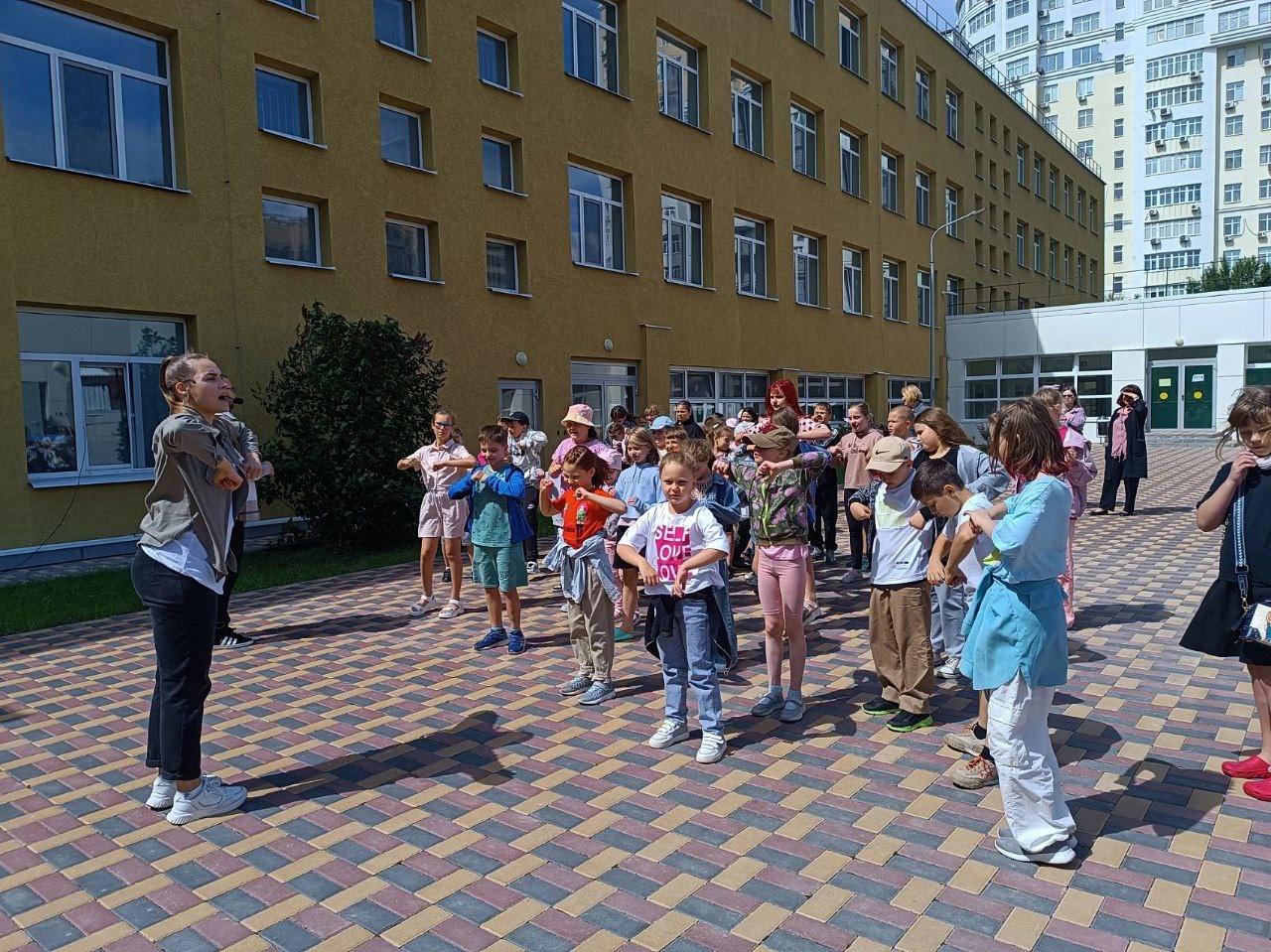 Сегодня в нашем лагере произошло яркое событие — к нам прибыли гости из ДК Юбилейного!.