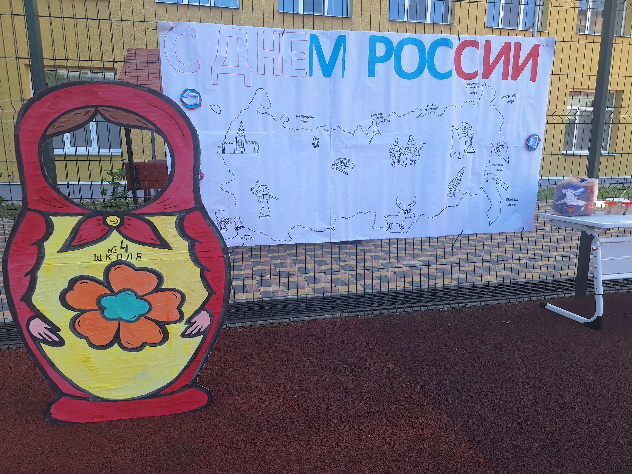 В пришкольном лагере «Страна детства» состоялся замечательный флешмоб, посвящённый празднику День России!.